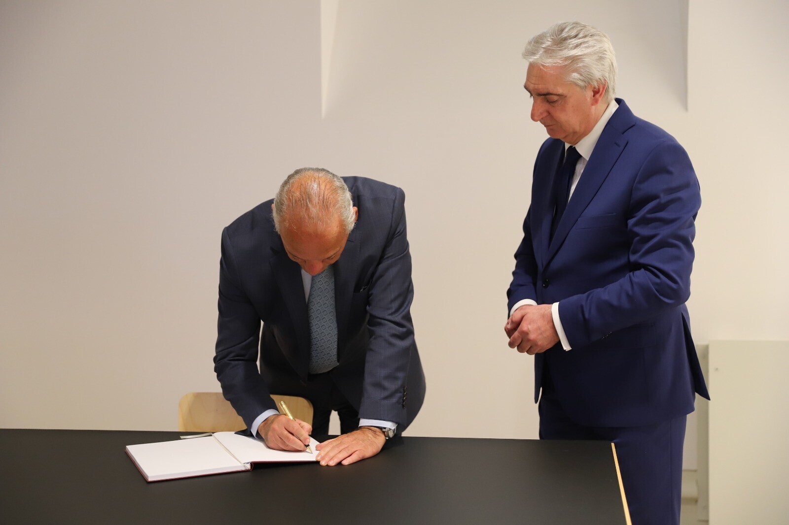 b79b865a-ceca-4e85-a0dd-303d108975a6